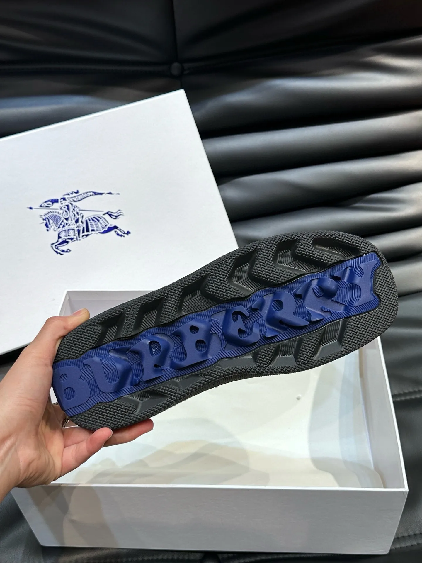 Factory price: 500💰Burberry Box series👫Thick-soled casual sports shoes for couples, cool sneakers and bread shoes, purchased and developed from the original version, the top version of the Box series sports shoes, made of original plaid/knitted fabric, embellished with embossed Equestrian Knight logo (EKD). Made of mesh lining, the laces are decorated with metal coils, the rubber sole is decorated with the Burberry letter logo, and the original molded 3.5CM two-color T men's shoe 💰U outsole! Code number: 35-45 (35-45 customized)